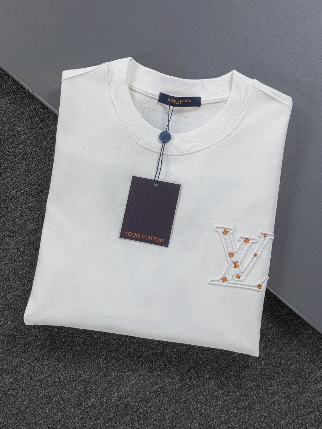 🅿️190 Louis Vuitton 1V LV micro-wide version S-XL LV 26ss New product counters are on the shelves at the same time Multiple craftsmanship Three-dimensional hollow gold dot letters embroidery on the chest🪡logo Large logo embroidery on the back hollow gold dot letters🪡logo Short-sleeved T-shirt Round neck short-sleeved T-shirt, the same style for men and women! Consigned to one-to-one creation. Synchronized with the official website, pure cotton fabrics at the counter! It is close to the skin and comfortable, durable and easy to wear. It has a classic and simple logo design and meticulous original craftsmanship. Short-sleeves, a must-have item for men, do not appear to be the same for the general public, but must be unique and eye-catching. This LV short-sleeve is all about quality, comfort, the same shape and fashion as always, including fabrics and cutting techniques. All of them have been made with great effort! 320 grams of washed pure cotton fabric, pure cotton is breathable, very refreshing and comfortable for daily wear. The rib knitting on the neckline is smooth and tight, and the neckline will not be skewed if you toss it at will. The loose version, you will find that it looks really good on the upper body. The overall is minimalist and neat, super versatile for daily use! Pair it casually with a pair of pants for a youthful look. A T-shirt will make your outfit crazy. It is a fashionable item that can never go wrong! Color: Black White Pink Size: S-XL Size chart: S: Shoulder width 50-Bust 56-Length 70 M: Shoulder width 52-Bust 57-Length 72 L: Shoulder width 54-Bust 59-Length 74 XL: Shoulder width 56-Bust 62-Length 76